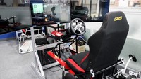 Kafe ini juga menyediakan VR game balap mobil yang dilengkapi dengan tiga layar monitor. Semuanya dibuat mirip seperti mobil sungguhan! Foto: seoulspace.com