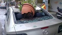 Lumayan juga ya kalau kaca belakang pecah karena dijatuhi pot oleh orang yang kesal. Foto: Turbo ROTFL