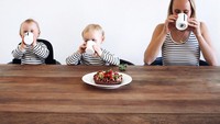 Ibu dan anak memang kompak. Menikmati secangkir minuman hangat pun bareng-bareng. Jadilah foto lucu keluarga ini yang menggemaskan. Foto: Instagram @joannajohanssonx