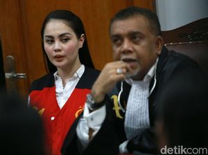 Penampilan Jennifer Dunn Saat Jalani Pemeriksaan Terdakwa