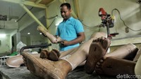 Begini aktivitas para pekerja di Yayasan Peduli Tuna Daksa di kawasan Sunter, Jakarta Utara, Kamis (12/4/2018).
