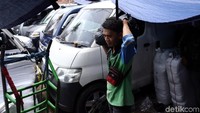 Para pedagang menjual dagangan dalam bentuk kodian. Tapi tak sedikit juga dari mereka yang menjual eceran.