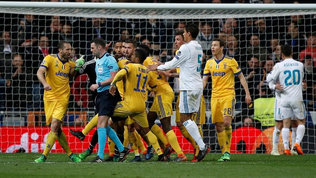 Para pemain Juventus ramai-ramai memprotes keputusan wasit Michael Oliver yang memberi penalti untuk Real Madrid (Foto: Reuters)