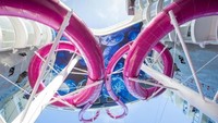 Yang jadi perhatian utama dari The Symphony of the Seas adalah seluncuran spiral bernama Ultimate Abyss. Tingginya 45 meter di atas permukaan laut (CNN Travel)
