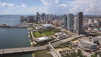Ranking sepuluh adalah Bandara Internasional Miami, Miami, Florida, AS. Melewati gedung-gedung pencakar langit sebelum mendarat akan mejadi sebuah pengalaman menarik (CNN Travel)
