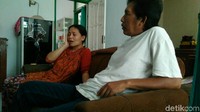 Melihat disiksa seperti itu, sebagai orang tua tidak terima. Kesalahan anak-anak itu padahal diserahkan saja kepada orang tua yang akan bertanggung jawab, atau kepada kepolisian, kata Yeni, orang tua salah satu anak yang dipukuli. (Foto: Dadang Hermansyah/detikcom).