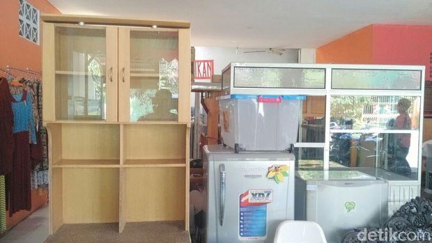 Barang-barang yang dijual di Super Market Shodaqah Islamic Center al-Muthi'in.