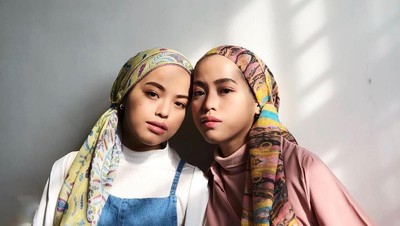 Mirip Banget, Ini Hijabers Kembar Asal Malaysia yang Populer di Medsos