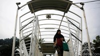 Keberadaan JPO tersebut sangat vital, karena menjadi akses bagi warga, yang ingin ke Menteng atau Pasar Rumput.