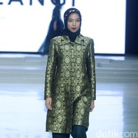 Rancangan busana muslim terbaru Dian Pelangi bertema Andewi di Indonesia Fashion Week 2018, Jakarta Convetion Center, Jakarta, Sabtu [31/3/2018]. [Foto: Mohammad Abduh/Wolipop]