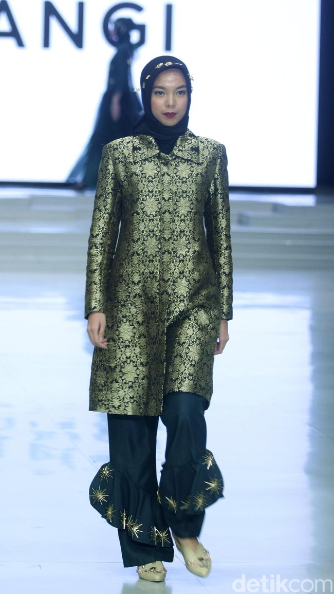 Rancangan busana muslim terbaru Dian Pelangi bertema Andewi di Indonesia Fashion Week 2018, Jakarta Convetion Center, Jakarta, Sabtu [31/3/2018]. [Foto: Mohammad Abduh/Wolipop]