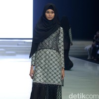 Fashion Show koleksi busana muslim terbaru Zaskia Sungkar yang mengangkat tema Gemintang di Indonesia Fashion Week 2018,Jakarta Convention Center, Jakarta, Sabtu [31/3/2018]. [Foto: Mohammad Abduh/Wolipop]