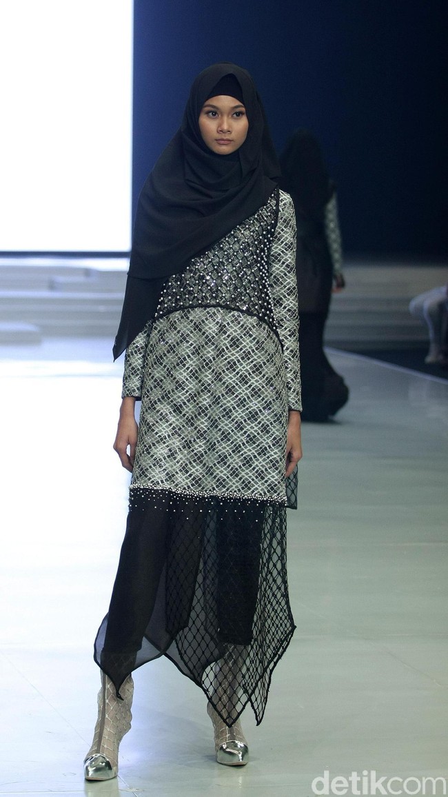 Fashion Show koleksi busana muslim terbaru Zaskia Sungkar yang mengangkat tema Gemintang di Indonesia Fashion Week 2018,Jakarta Convention Center, Jakarta, Sabtu [31/3/2018]. [Foto: Mohammad Abduh/Wolipop]