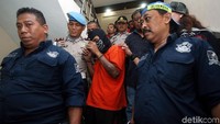 Saat mengamankan di lokasi tawuran, tim menangkap dua orang. Salah satu pelaku yang terlibat tawuran ini ternyata mirip dengan pelaku pembunuhan Hunaidi. 