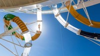 Seluncuran ke kolam renang. Traveler dapat melihat kapal ini dari bandara di Barcelona saat The Symphony of the Seas bersandar di pelabuhan karena ukurannya super besar. (CNN Travel)
