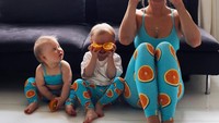 Bikin gemas! Ketika sang ibu mencontohkan bergaya dengan kedua jeruk menutupi matanya. Sang anak pun terlihat ingin berpose dengan gaya yang sama. Foto: Instagram @joannajohanssonx