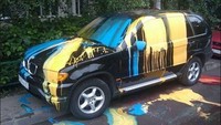 Nih buat Otolovers yang mau ngecat mobil gratis bisa parkir mobilnya sembarangan seperti ini. Foto: Turbo ROTFL