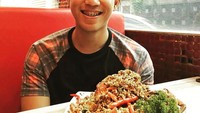 Nino lagi makan apa tuh. Kelihatannya kok seperti kepiting yang dimasak dengan bumbu gurih ya. Wah, enak nih dimakan langsung dengan nasi. Foto: Instagram @ninokayam