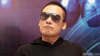 Mengenakan sweater hitam dan tak ketinggalan kaca mata hitam ala rocker. Foto: Ismail/detikHOT