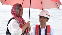 Jokowi dan Iriana tampak mesra sepayung berdua. (Foto: Laily Rachev/Biro Pers Setpres)