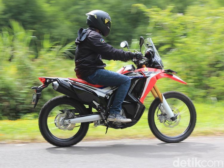 Membawa Yamaha Nmax, Suzuki GSX-S 150, dan CRF250Rally ke Puncak