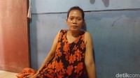 Saat ditemui, ibu yang bernama Lilis ini mengaku masih merasakan sesak di dada sejak dikerjai Erlangga dan teman-temannya. Dia juga membantah telah memberi izin pada Erlangga untuk mengupload video tersebut di Youtube. Dia merasa dipermalukan. (Foto: Zunita/detikcom)