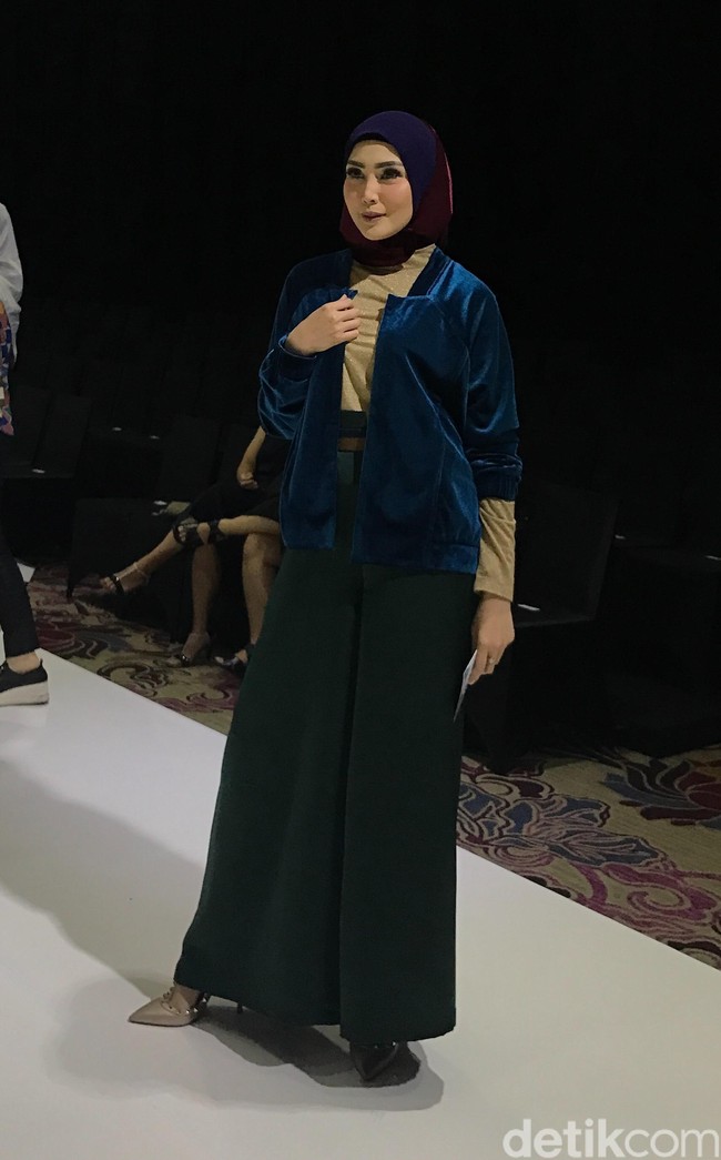 Paduan outerwear berbahan velvet dengan palazzo berbahan jersey eksklusif membuatnya tampil mewah. Ia pun memakai hijab instan unik keluaran L.tru yang bersiluer sporty namun tetap elegan dengan bahan velvet. Foto: Silmia Putri/Wolipop