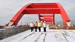 Gandeng Istri, Jokowi Cek Proyek Jembatan Kebanggaannya di Papua