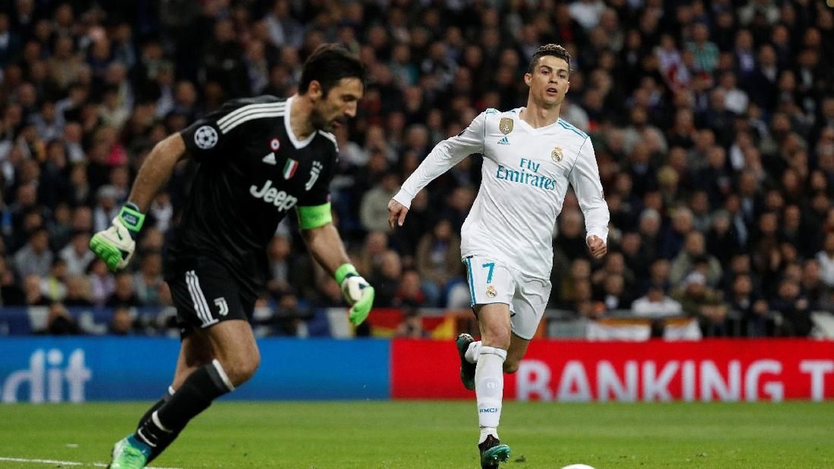 Gianluigi Buffon dan Cristiano Ronaldo saling berpelukan usai laga yang panas (Paul Hanna/Reuters)
