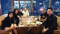 Pemilik nama asli Dewi Muria Agung ini sedang berkumpul bersama teman-temannya. Ia memilih restoran dengan pemandangan kota Jakarta dari ketinggian. Seru! Foto: Instagram dewiperssikreal