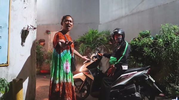 Potret Kemarahan Ibu-ibu Akibat Aksi Prank Pocong Erlanggs Cs