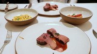 Makanan-makanan mewah ini disajikan dengan sangat detail, dengan penjelasan dan penggunaan bahan makanan yang diterangkan ketika pengunjung memesan menu. Foto: Istimewa