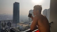 Jangan gagal fokus! Pose ngopi Marcelino yang ini memang cool banget ya. Slurrp, nikmatnya kopi pagi. Foto: Instagram @marcelinolefrandt