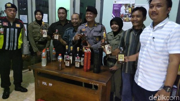 Penggerebekan tempat hiburan malam amankan puluhan miras/