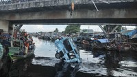Puluhan orang menyaksikan proses evakuasi. Mereka berbaris di jembatan dan sungai.