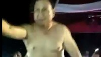 Usai rakornas Gerindra di malam hari, Prabowo pun diarak dengan bertelanjang dada dan dipanggul oleh para kader  (Foto: Screenshot video)