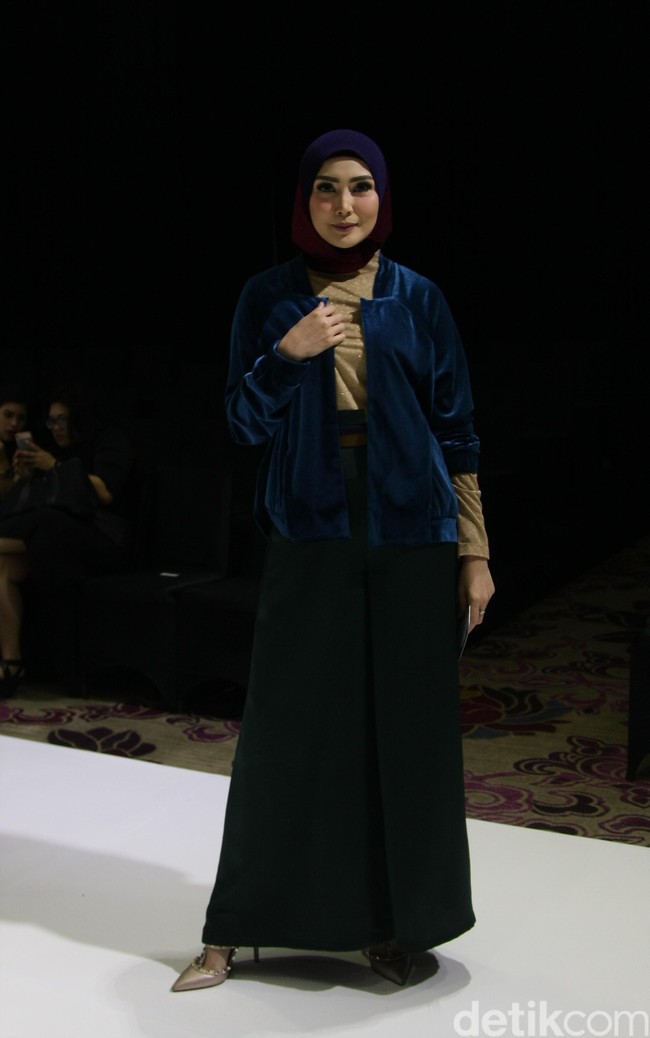 Di kesehariannya, Fenita Arie mengaku tidak suka busana yang mencolok. Saya suka tampil sederhana dengan wawrna netral, tidak suka yang terlalu mencolok. Kesederhanaan dalam berpenampilan juga bagian dari syariat, ungkap Fenita Arie kepada Wolipop pada Rabu (11/04/2018). Foto: Mohammad Abduh/Wolipop