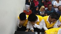 Foto: Komarudin alias Pak RT (tengah) masuk ruang sidang dengan wajah lesu dan tertunduk. Dia langsung menuju bangku barisan paling depan. (Bil Wahid-detikcom)