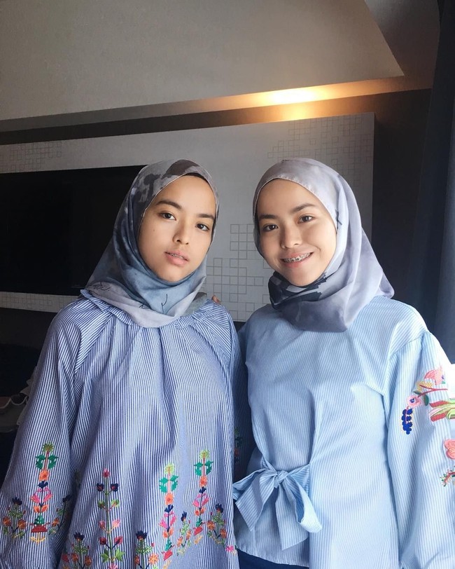 Kembar identik ini pun sering tampil kompak berfoto bersama. Mereka juga sering memakai busana yang kompak. Gaya busana mereka berdua memang tak jauh berbeda. Foto: Instagram