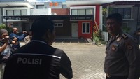 Saya sudah tiga tahun tinggal di sini. Beliau (Hamzah) sendiri yang suruh saya tempati, karena suami saya itu mantan suami adik istrinya. Keponakan istrinya juga masih bersama saya di sini, kata penghuni rumah, Priska.  