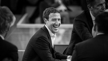 2. CEO Facebook, Mark Zuckerberg, memiliki kekayaan senilai USD 76,7 miliar (Rp 1.075 triliun). Di usianya yang sudah menginjak 34 tahun, maka rata-rata ia meraup penghasilan sebanyak USD 6,1 juta (Rp 85,5 miliar) per harinya. (Foto: Facebook/Mark Zuckerberg)