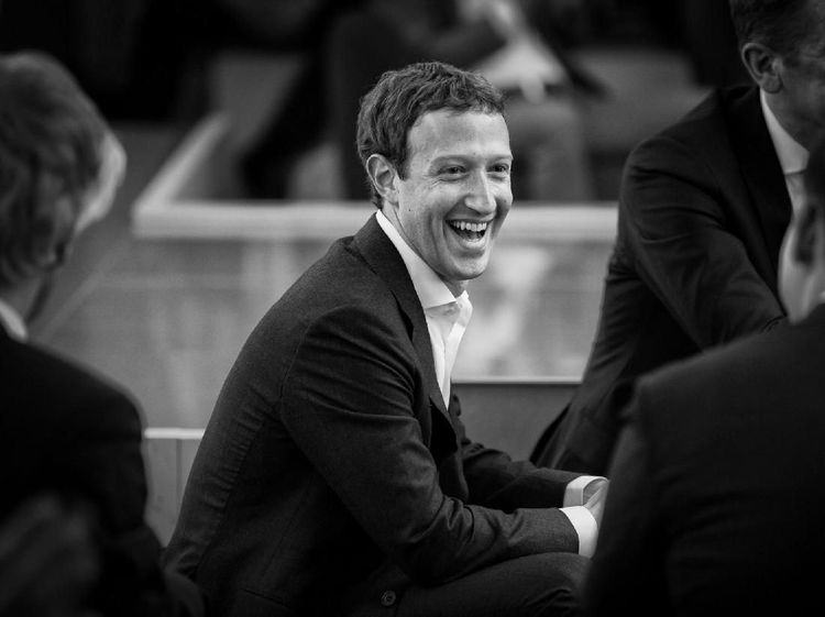 Menengok Kejadian Langka Zuckerberg Mau Pakai Jas Lengkap