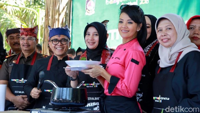 Farah Quinn di Festival Banyuwangi Kuliner (Ardian Fanani/detikTravel) Farah Quinn di Festival Banyuwangi Kuliner (Ardian Fanani/detikTravel)