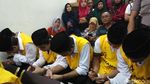Foto: Ekspresi Lesu Terdakwa Penelanjangan Sejoli Hadapi Vonis