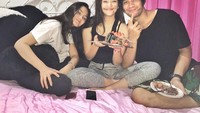 Ditemani sang teman, Ammar membagikan pose menggemaskannya ketika memakan kue bersama Ranty.Foto: Instagram @ammarzoni