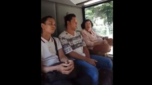 Nenek jongkok di TransJ marah-marah ketika ditegur