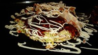 Pencinta okonomiyaki pastikan mampir ke sini ya! Hiroshima di Pulau Honshu menyajikan okonomiyaki enak dengan pilihan topping beragam seperti daging babi, udang dan kubis putih. Foto: David Pursehouse