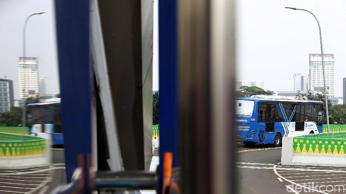 Pemprov DKI Jakarta mulai memasang lampu penerangan jalan di Koridor 13 rute Ciledug-Tendean. Ini penampakannya.