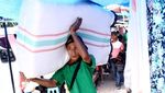 Memanggul Beban Berat Demi Rupiah