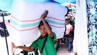 Mereka berlalu-lalang di antara para pengunjung pasar.